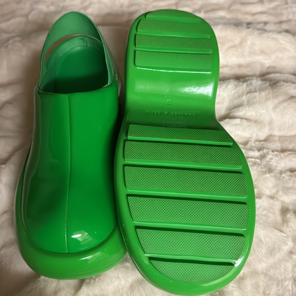 Charles & Keith Roony Patent Back-Strap Heeled Sandals in green. - Picture 8 of 9